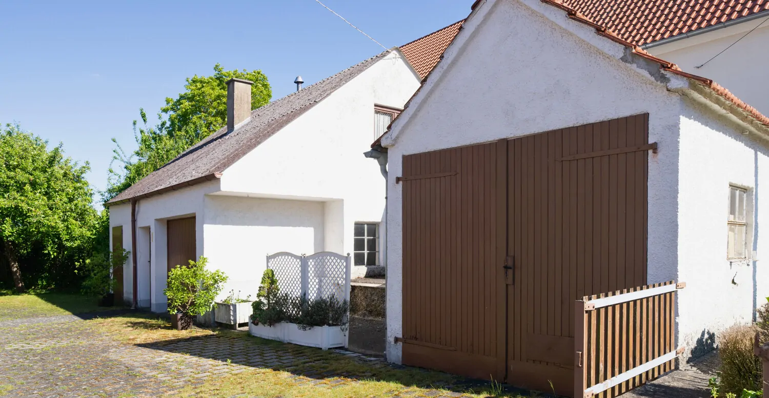 Hofeinfahrt mit Nebengebäuden