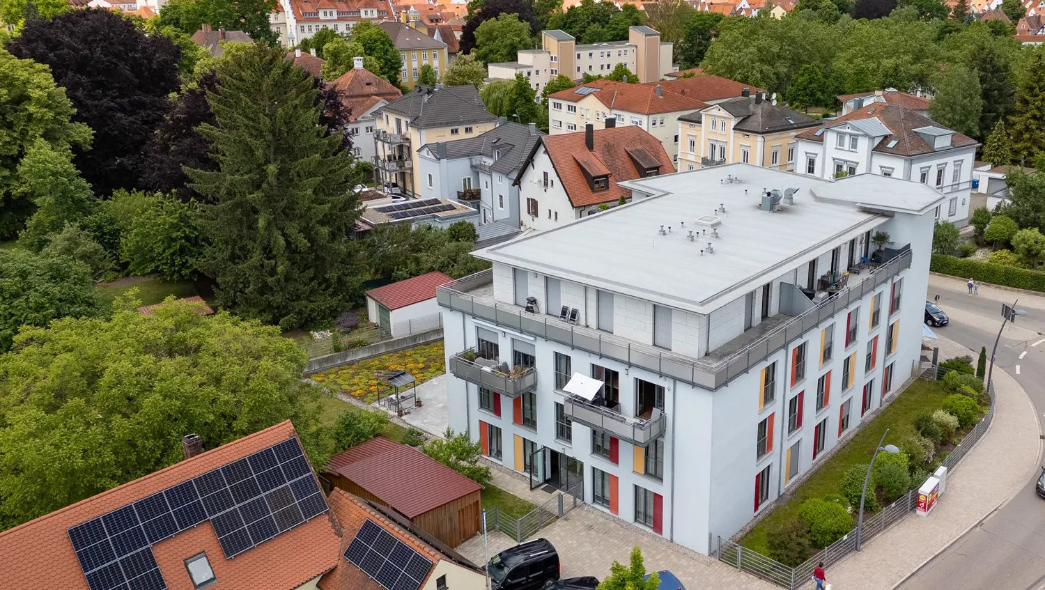 Ein Mehrfamilienhaus eigebettet in grüne Umgebung