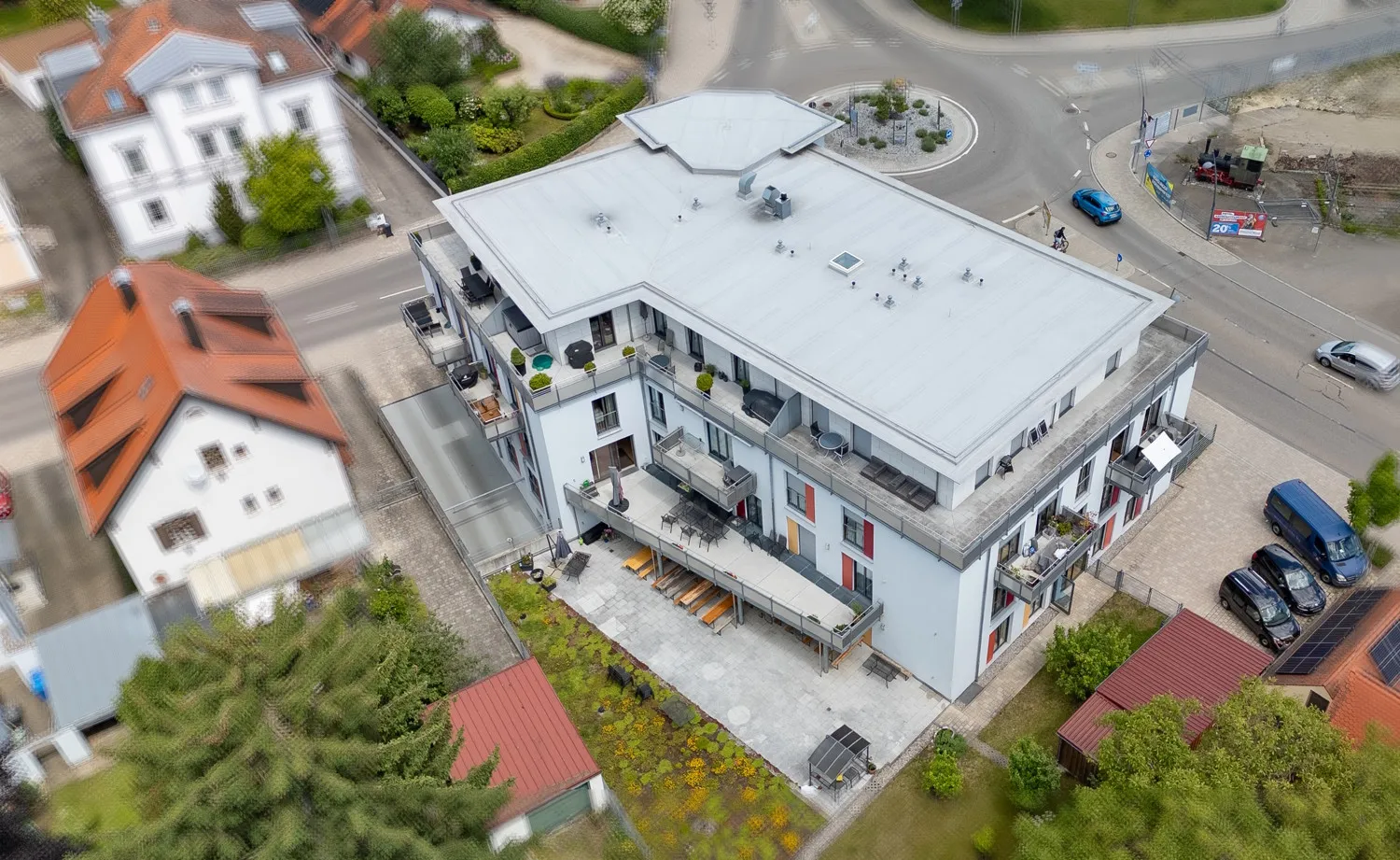 Modern, hochwertig und großzügige Außenfläche