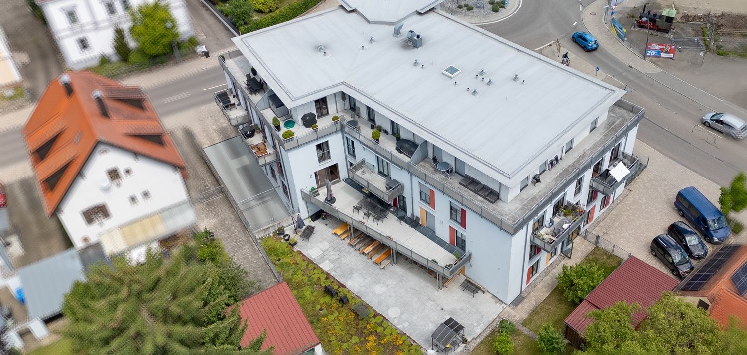 Modern, hochwertig und großzügige Außenfläche