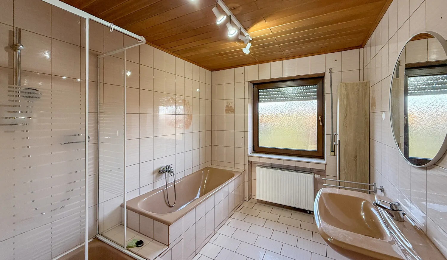 EG Bad mit Wanne und Dusche