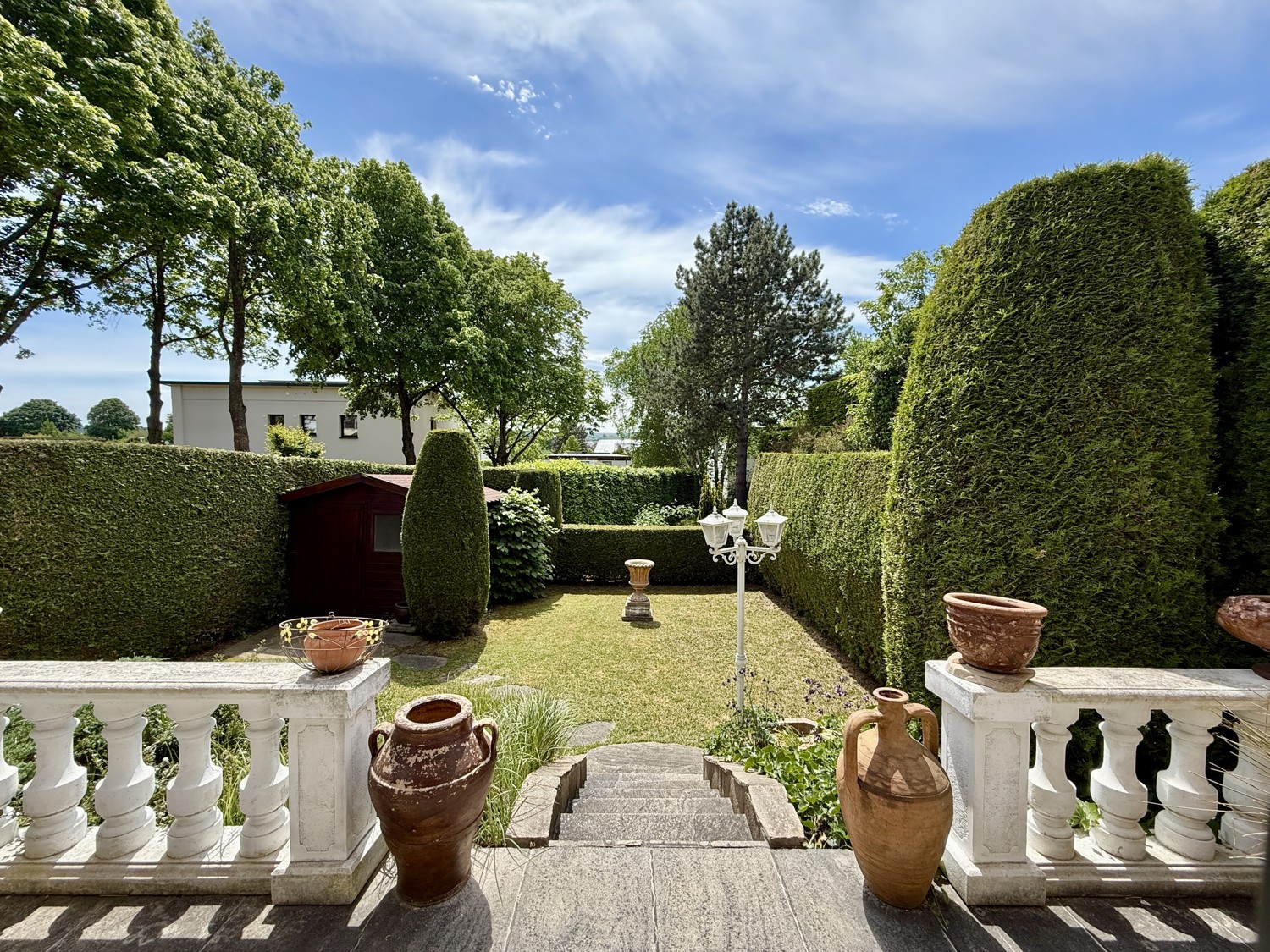 schön angelegter Garten