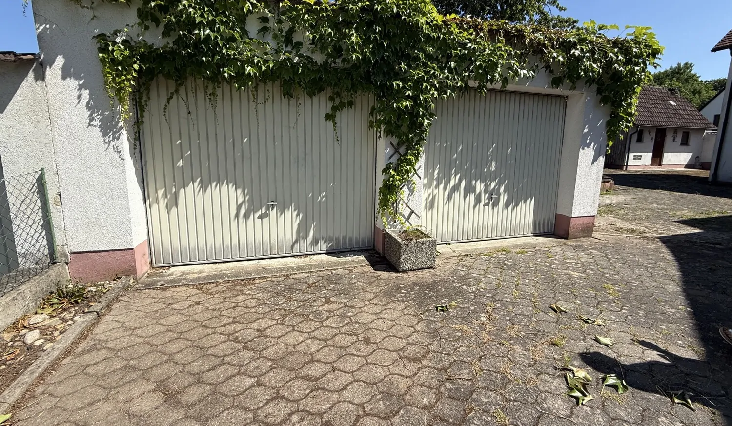 Doppelgarage mit angeschlossener Werkstatt