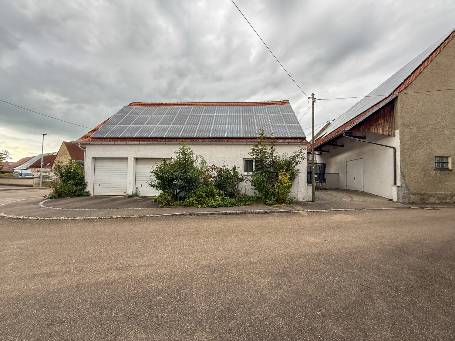 Nebengebäude mit großer PV