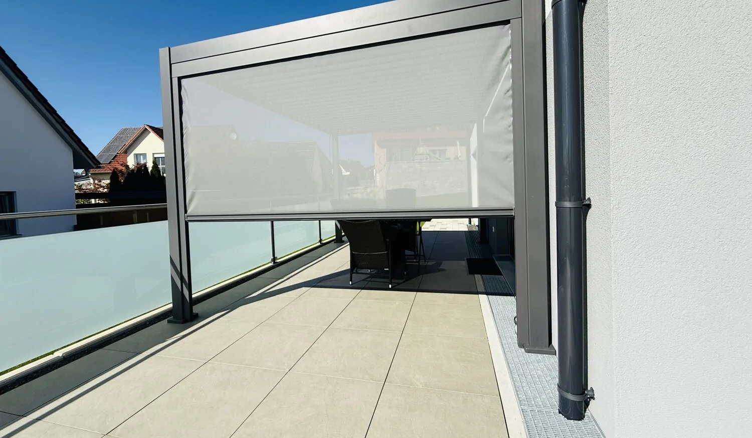 Überdachung mit seitlicher Markise