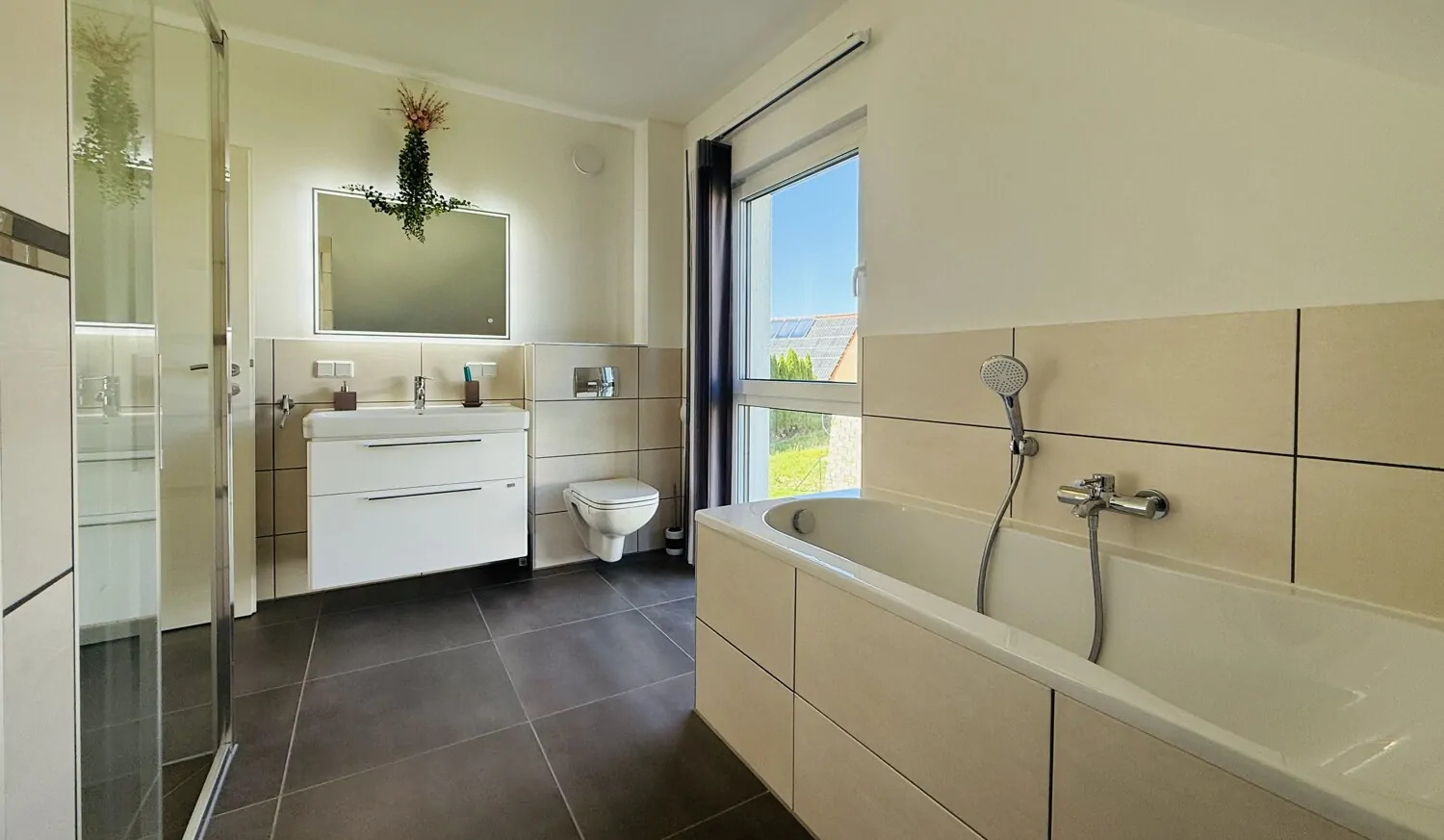 Bad mit Dusche und WC