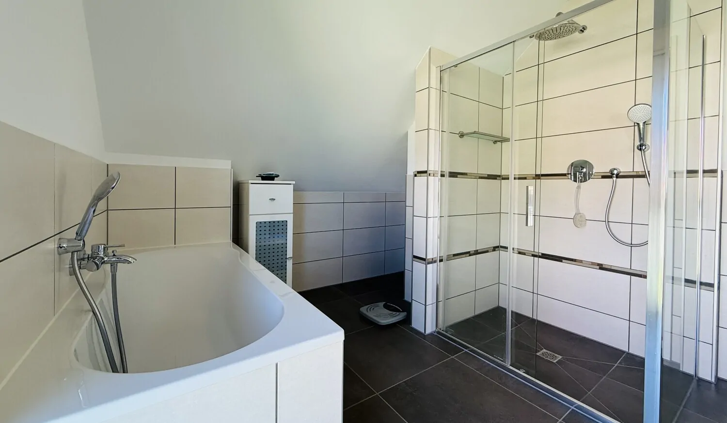 und Anschlussmöglichkeit für die Waschmaschine