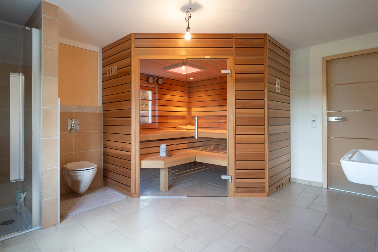 Auszeit jeden Tag: Wellnessbereich mit Sauna