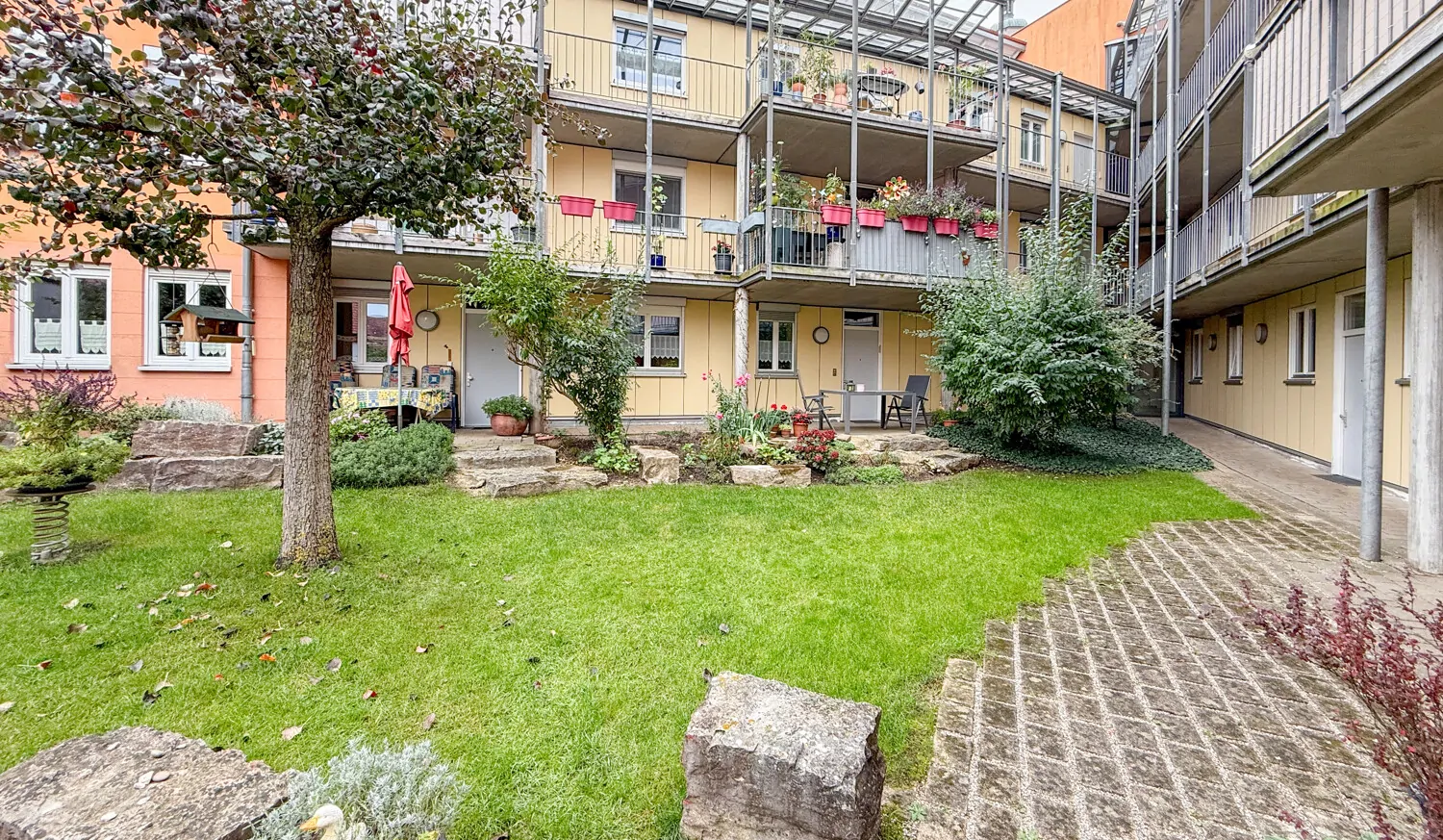 Grünfläche im Hinterhof