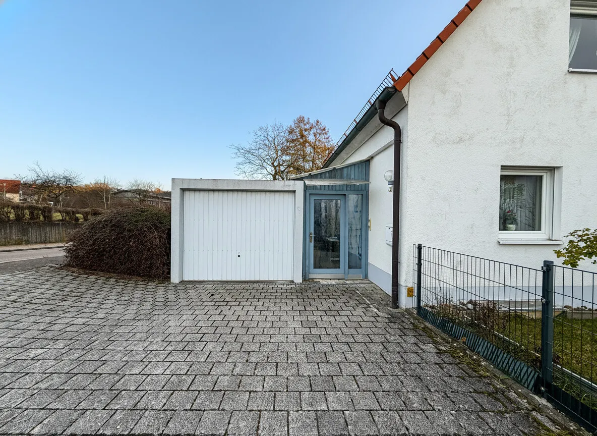 Hofeinfahrt mit Garage
