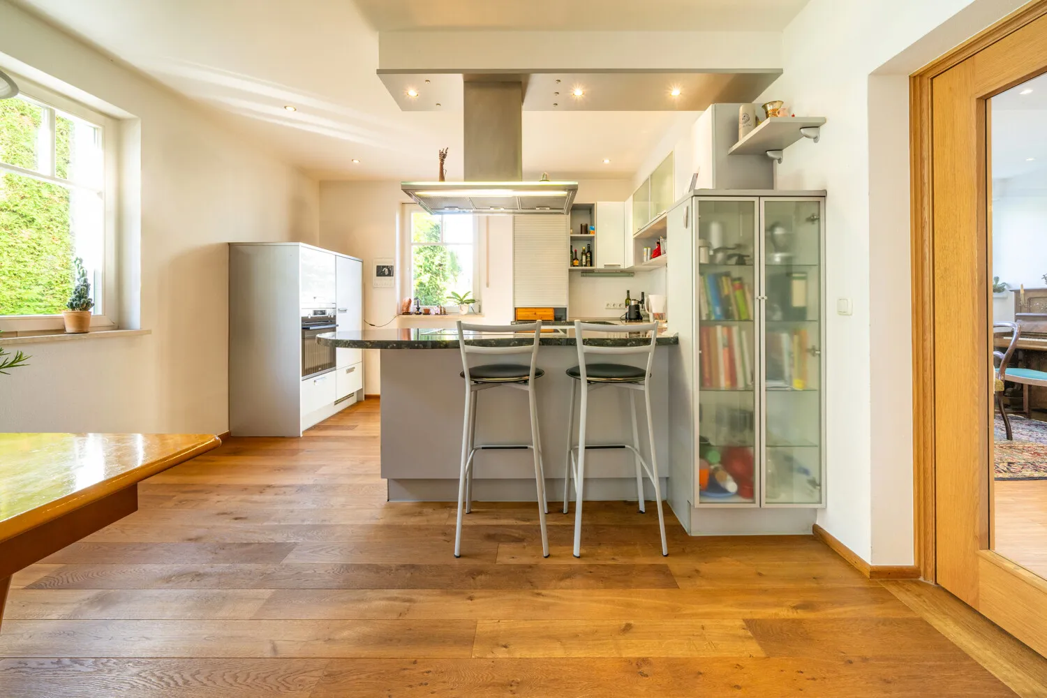 Küche mit Zugang von der Diele und vom Esszimmer