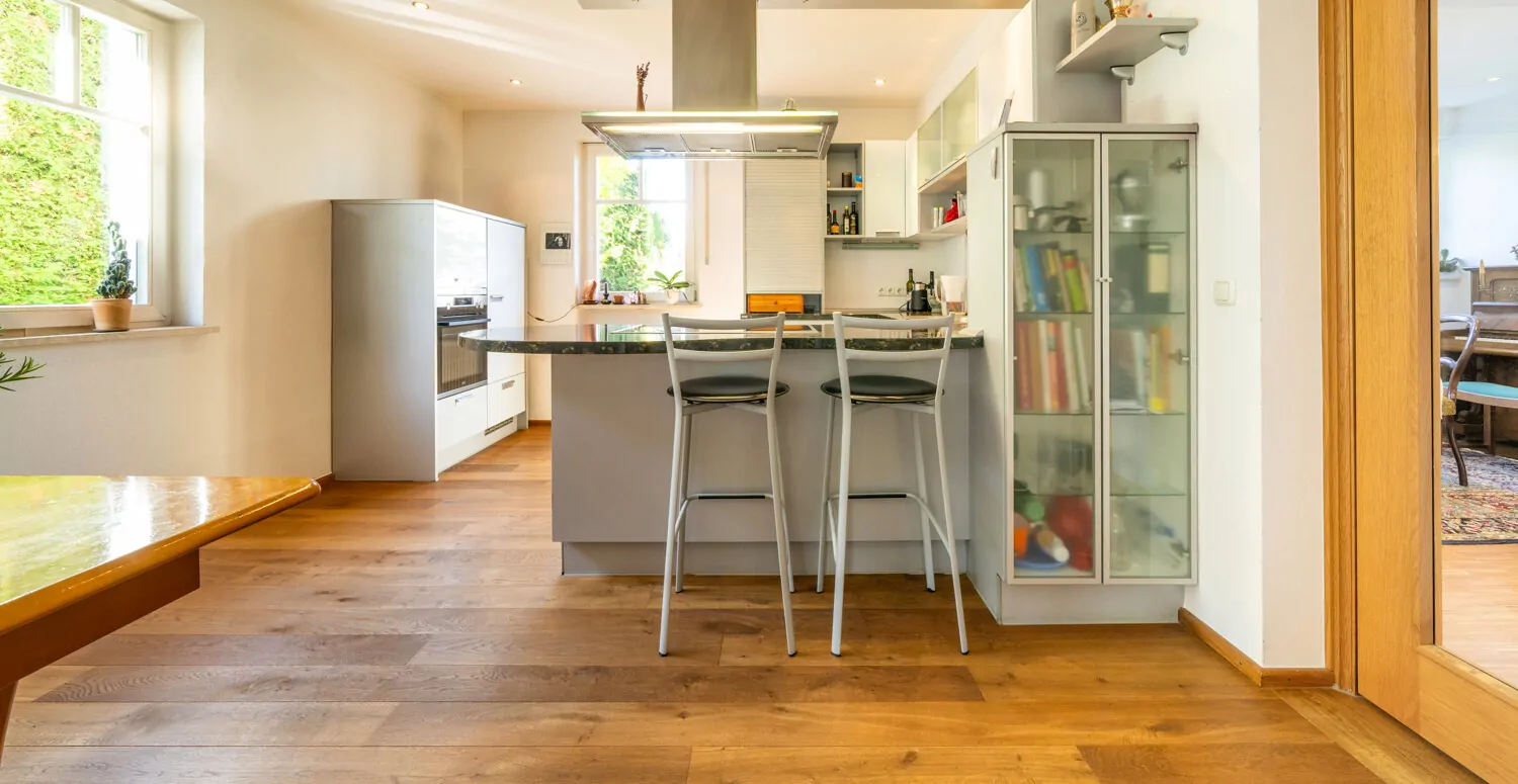 Küche mit Zugang von der Diele und vom Esszimmer