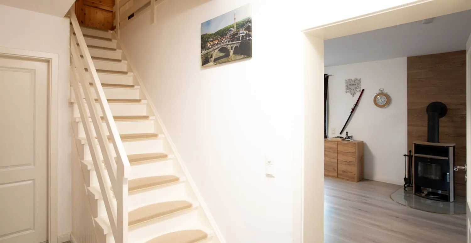 Treppe in den oberen Bereich des hinteren Hauses