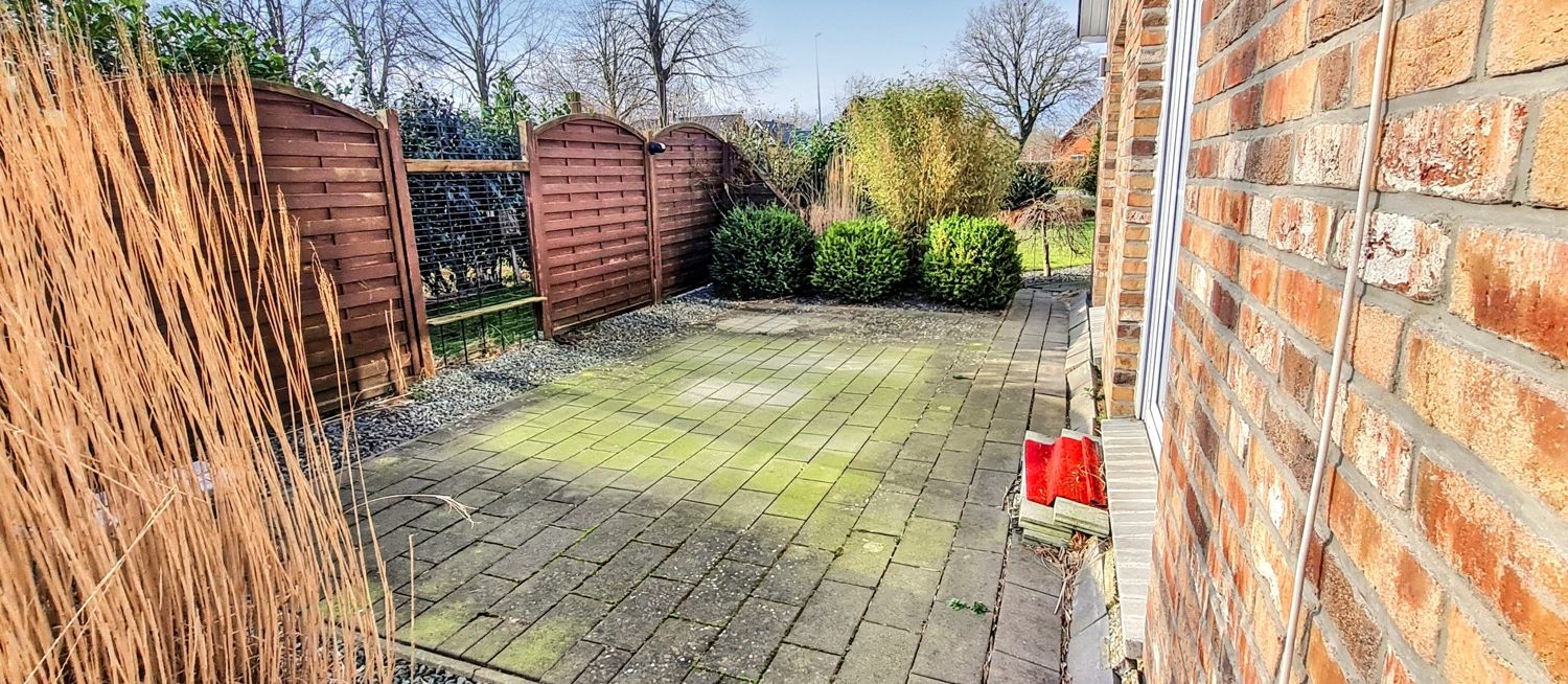 Seitliche Terrasse