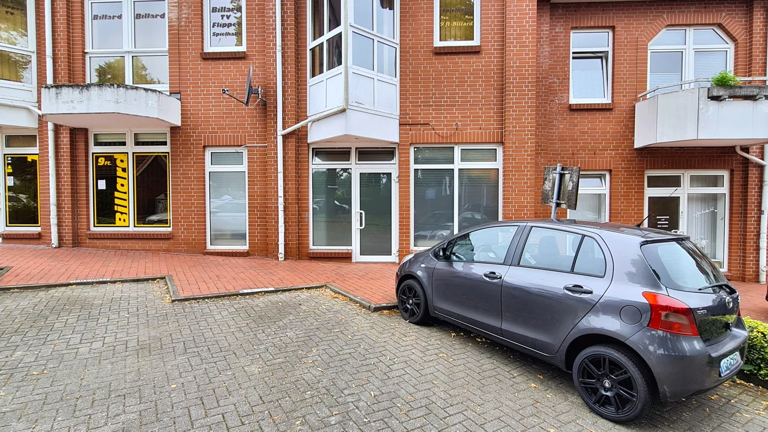 Ladenrückseite mit Parkplätzen