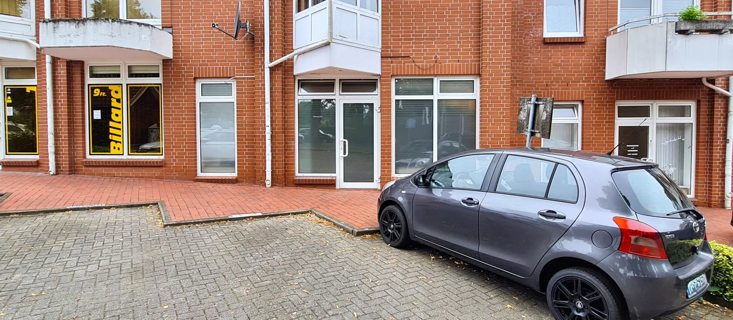 Ladenrückseite mit Parkplätzen