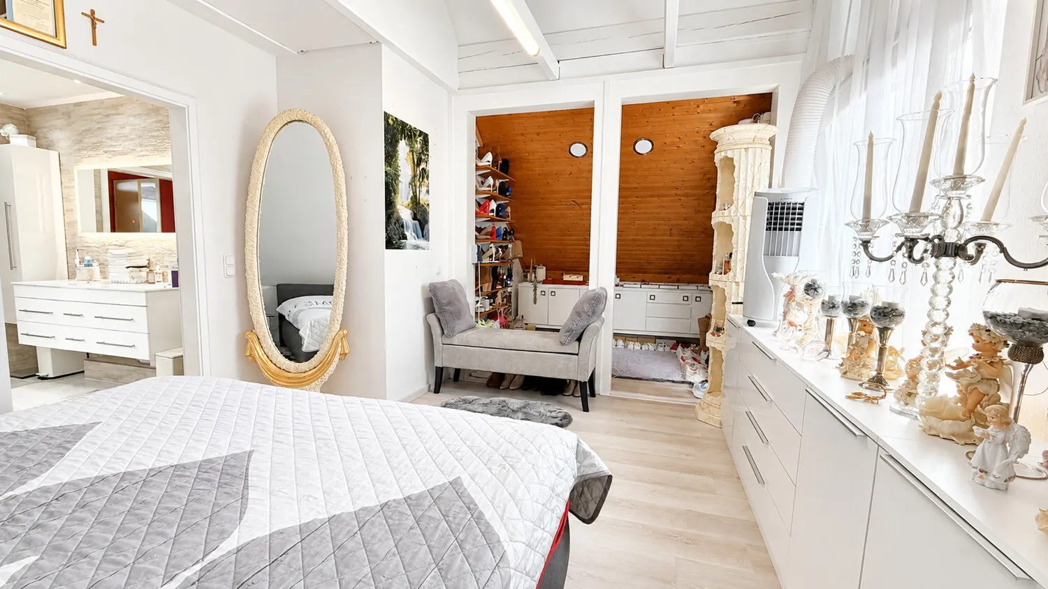 Schlafzimmer mit Ankleide