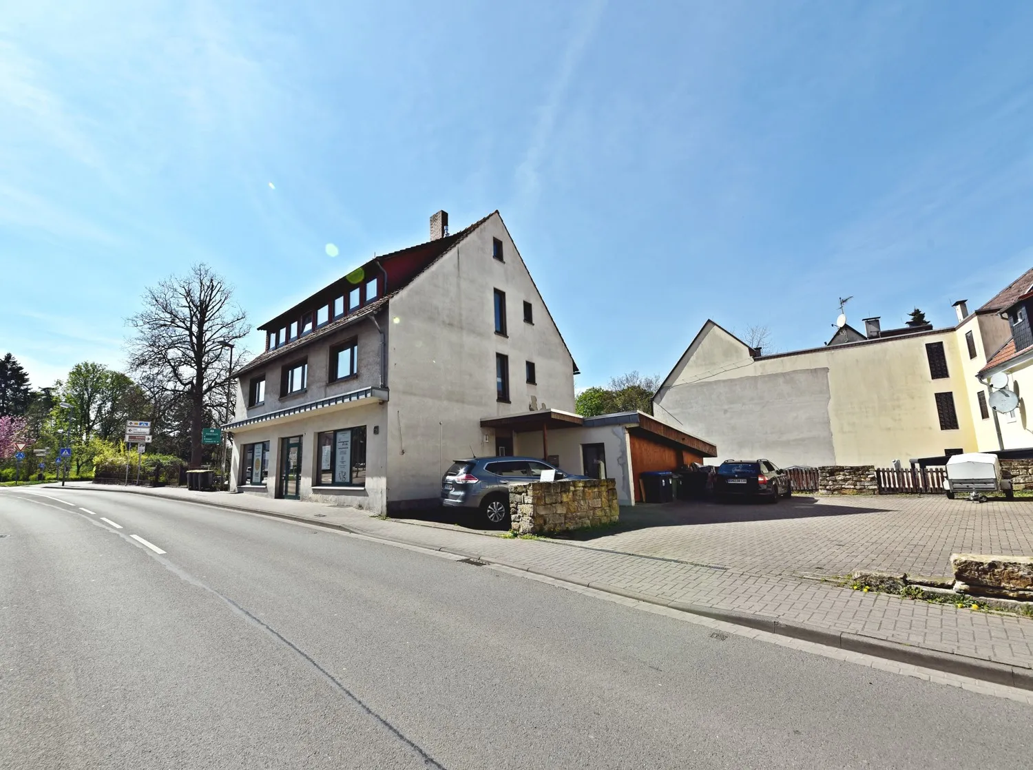 High-yield residential and commercial building centrally located in Bückeburg