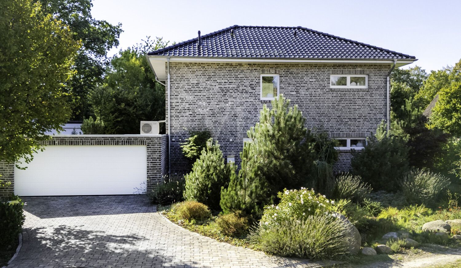 Haus mit Doppelgarage