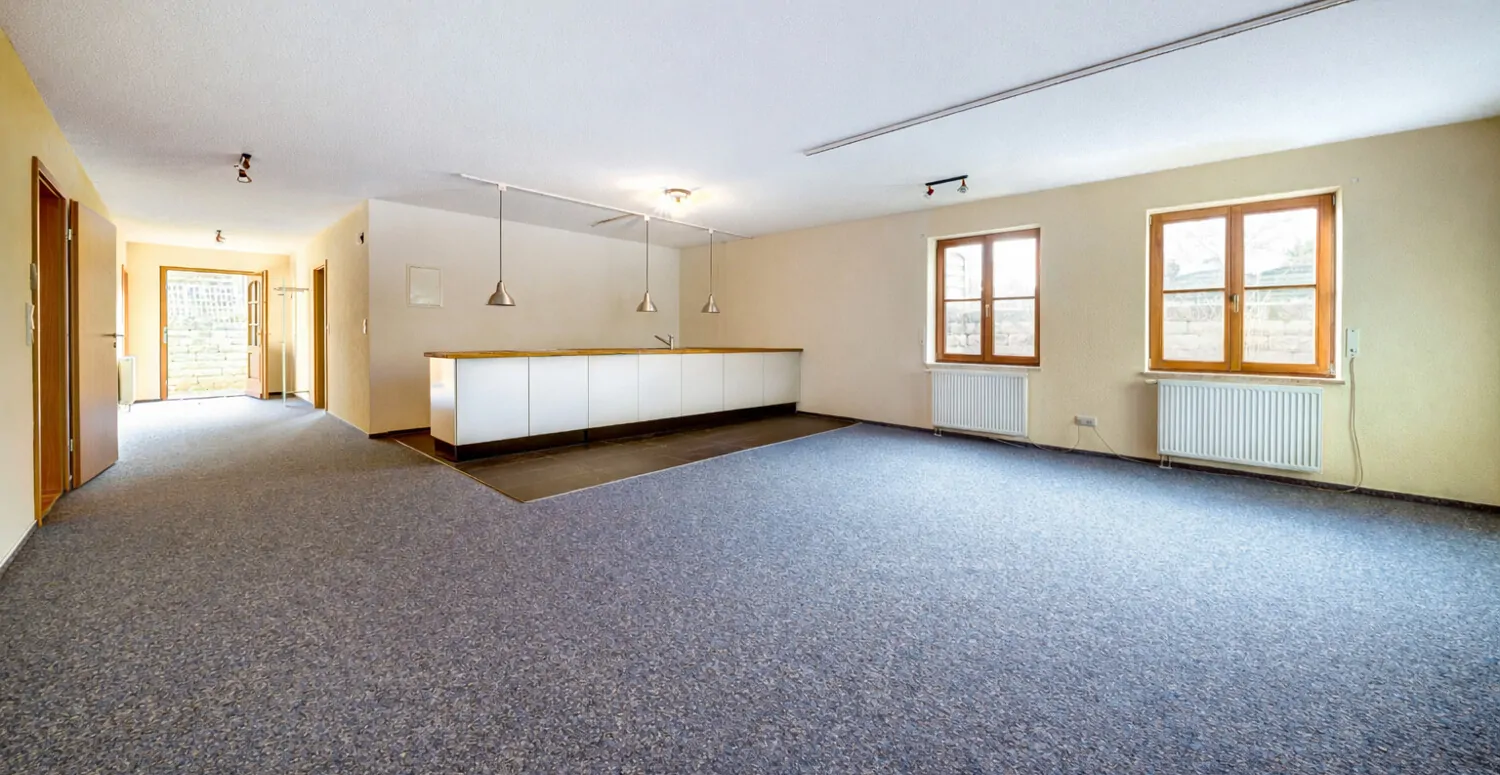 Moderne, leere Wohnküche im Tageslicht