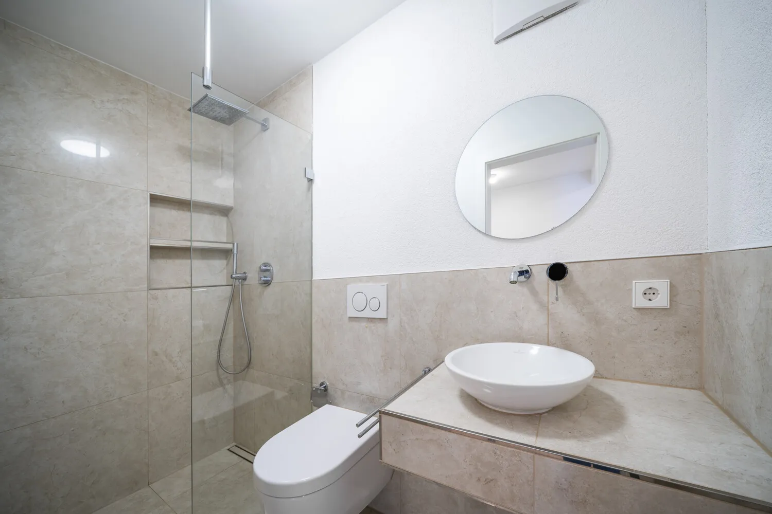 Modernes Badezimmer mit bodengleicher Dusche