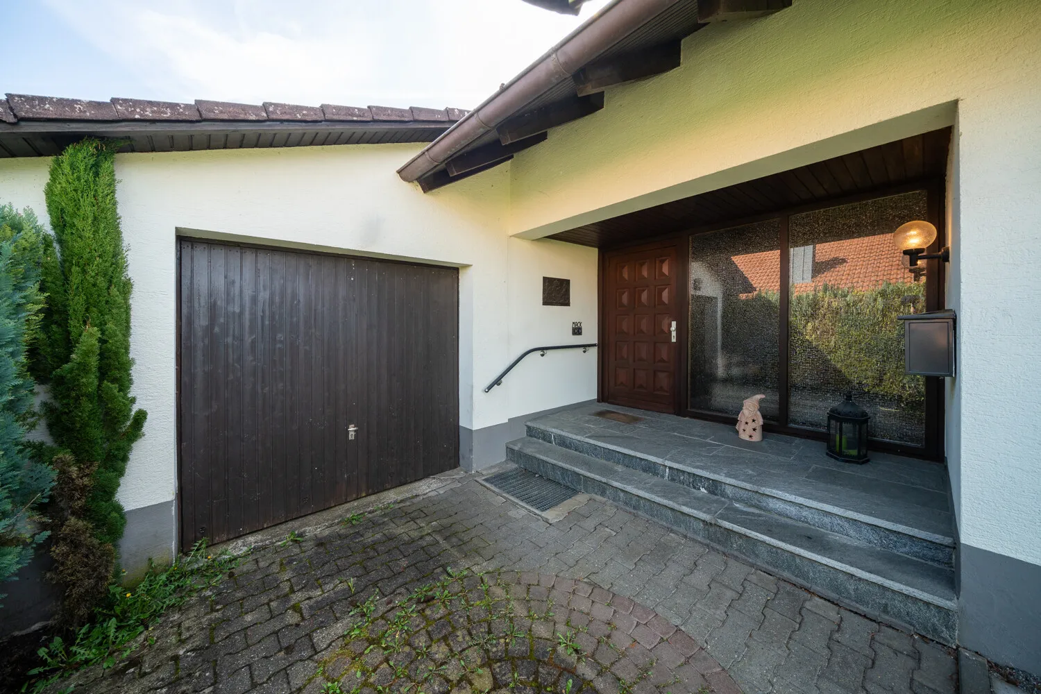 Garage und Hauseingang