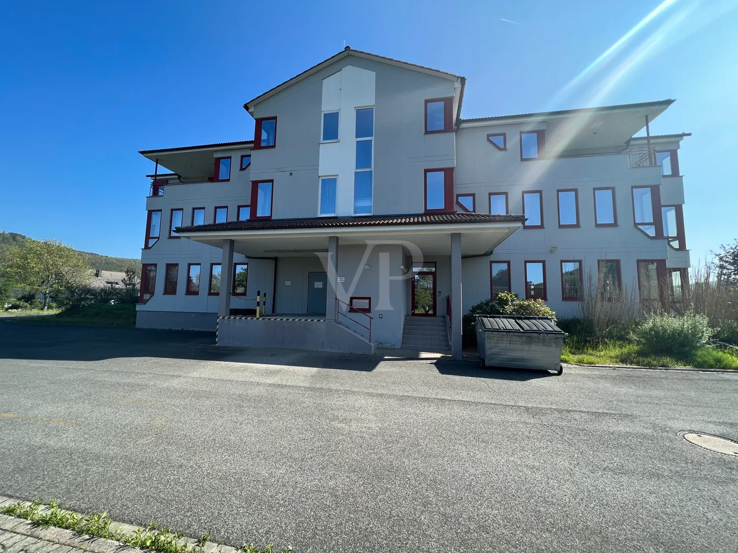 Top-maintained commercial property for office/warehouse and production in Wertheim Mondfeld!