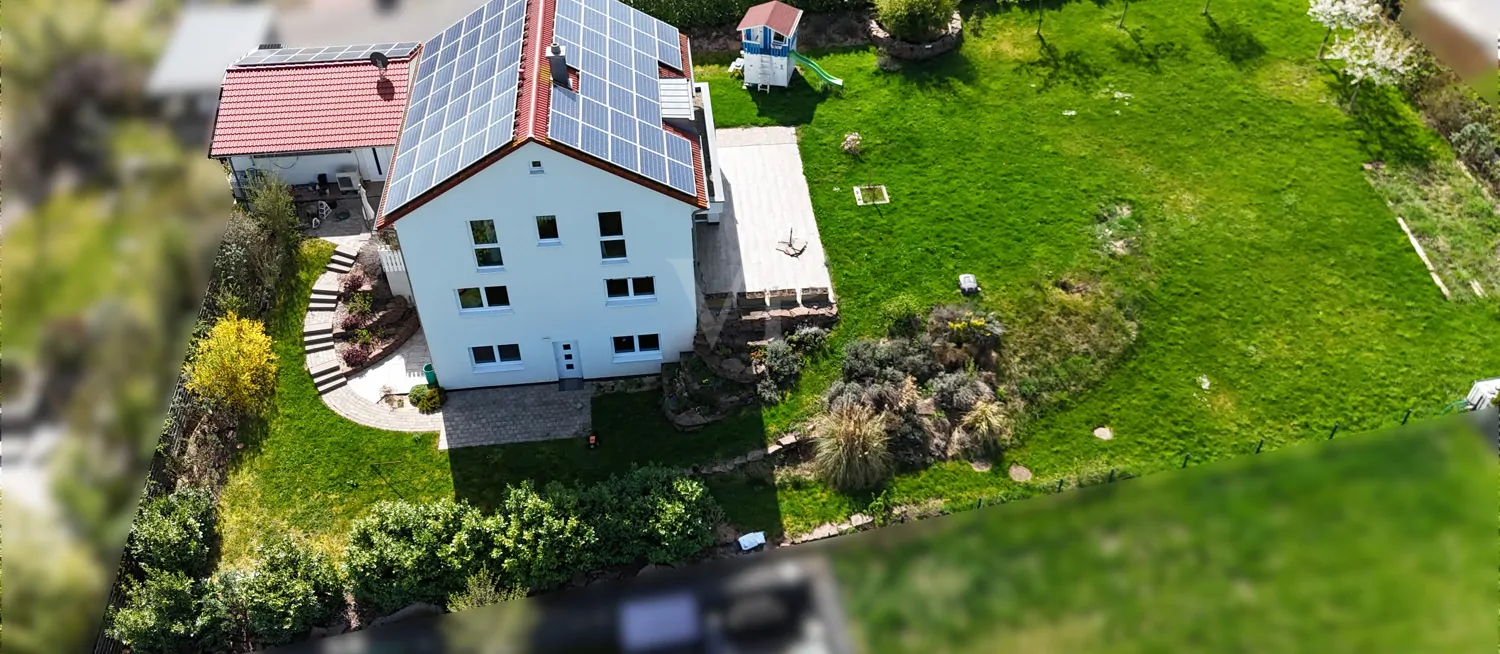 Hausansicht mit Grundstück