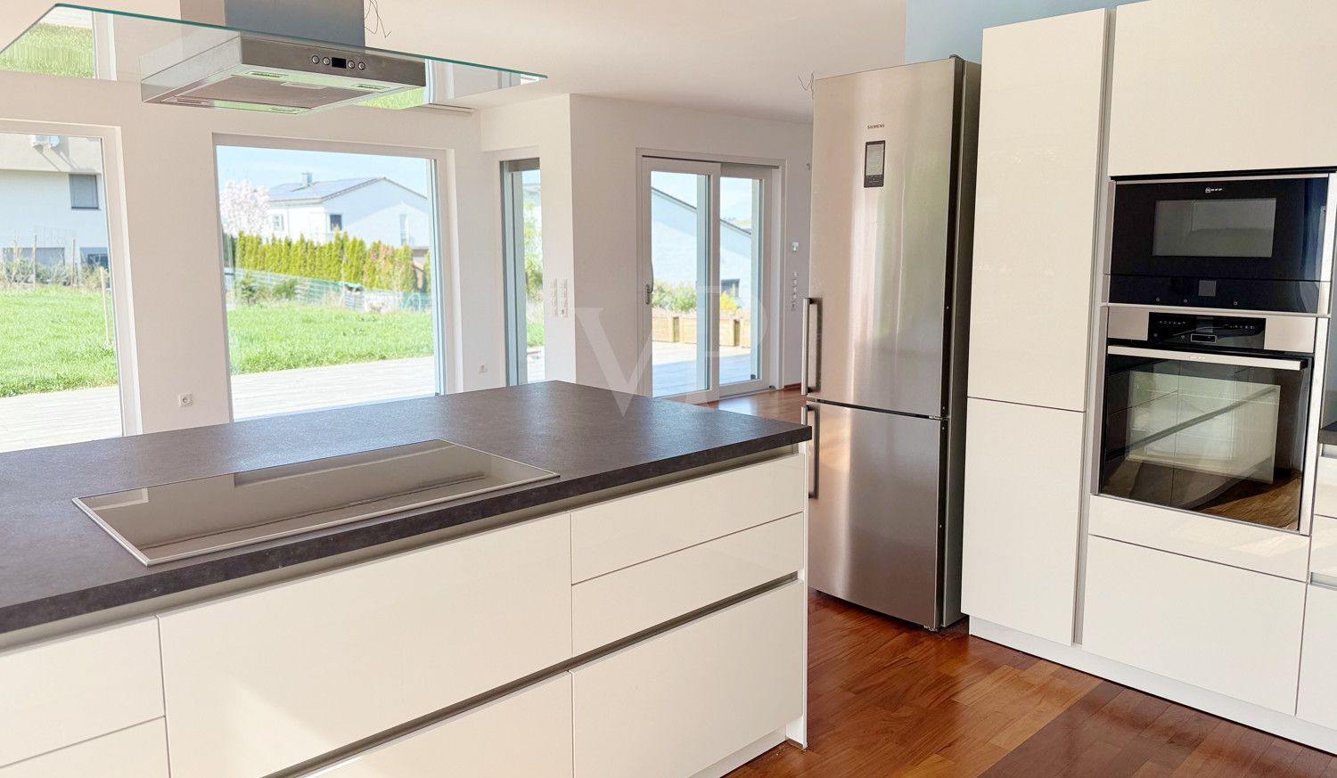 Küche mit Blick in den Wohnbereich