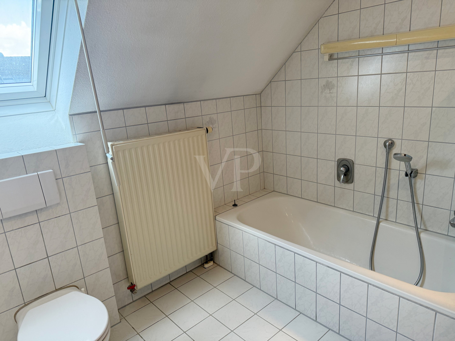 Ansicht Tageslichtbad mit Badewanne