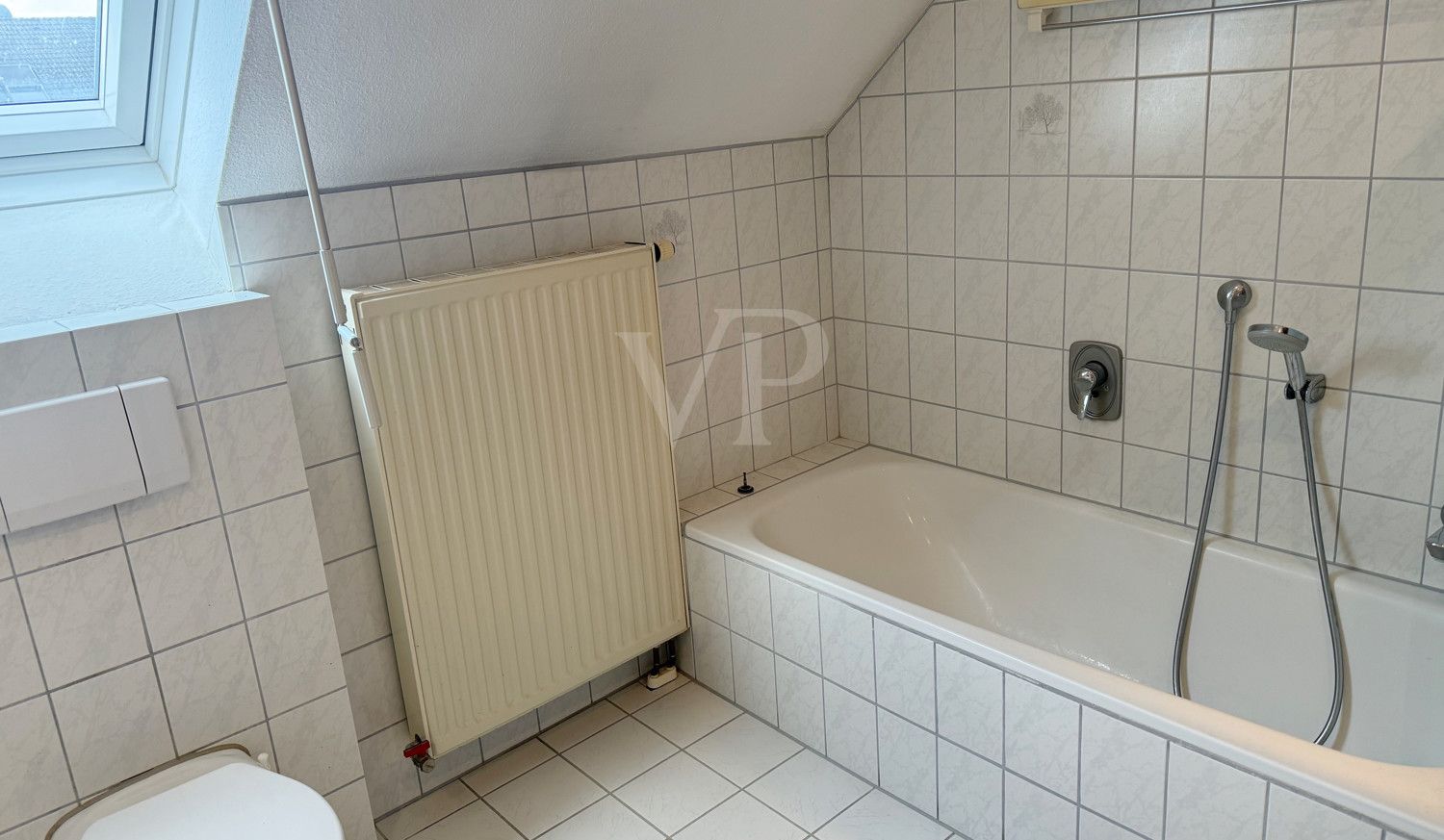Ansicht Tageslichtbad mit Badewanne