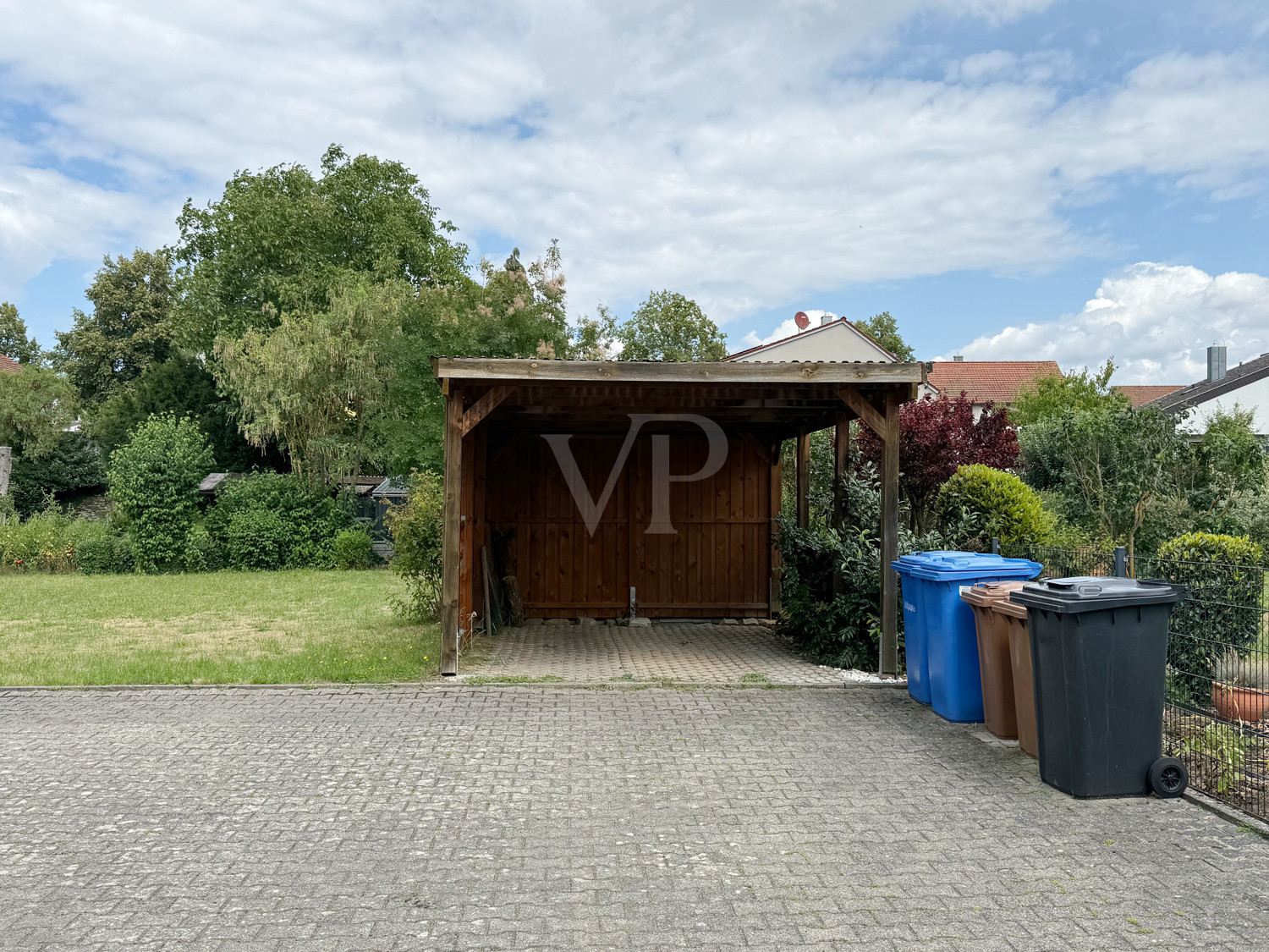 Gartenansicht mit Carport