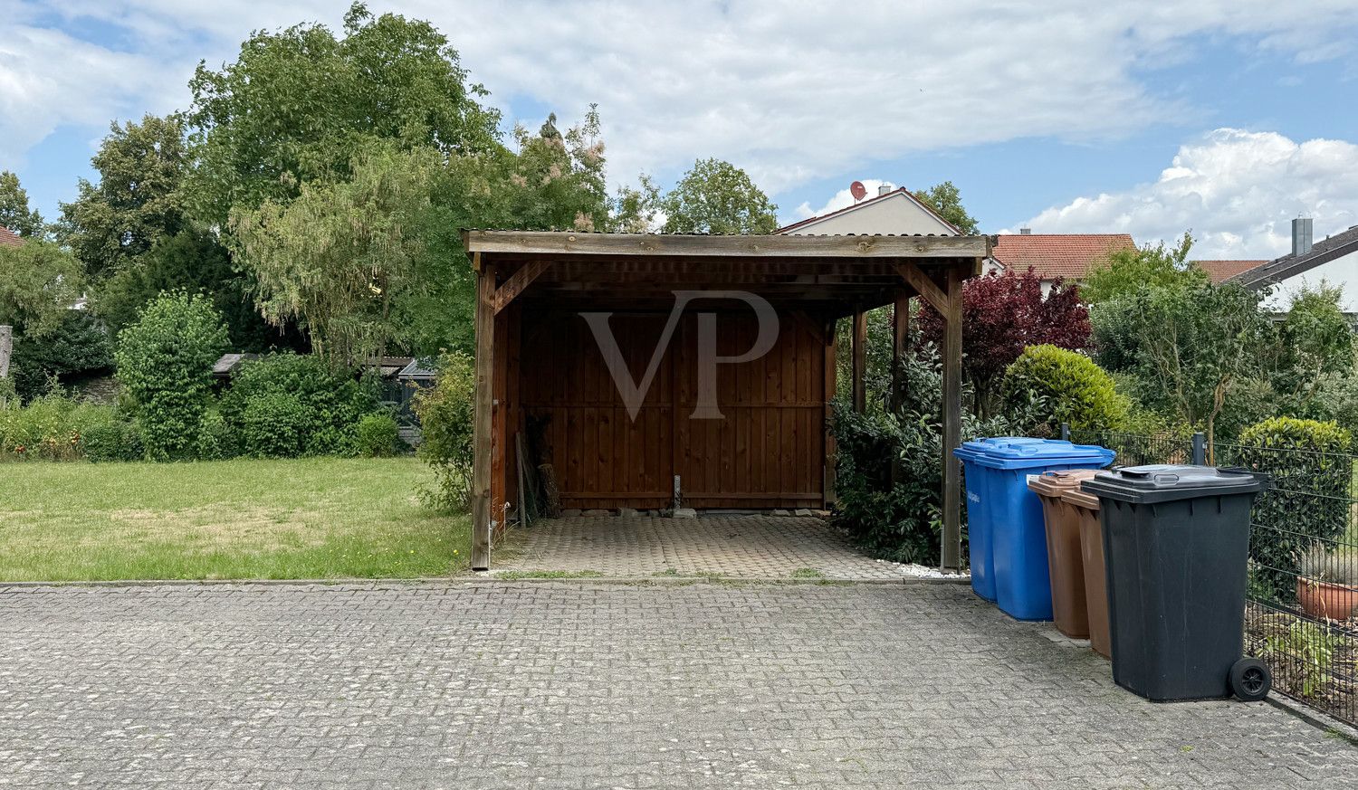 Gartenansicht mit Carport