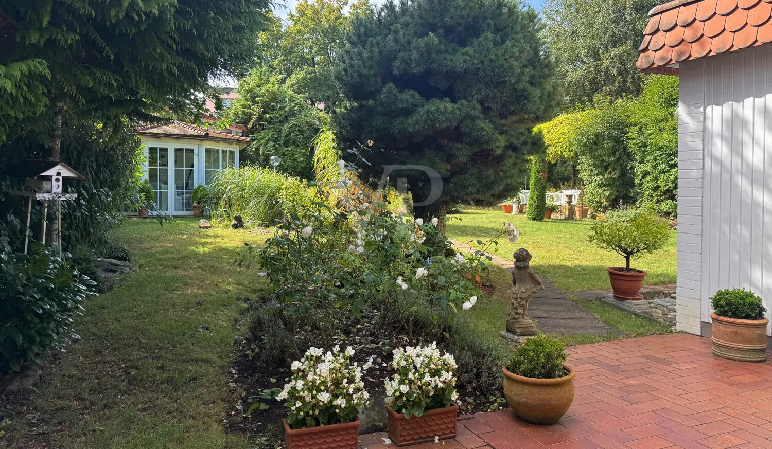 Terrasse mit Blick in den Garten