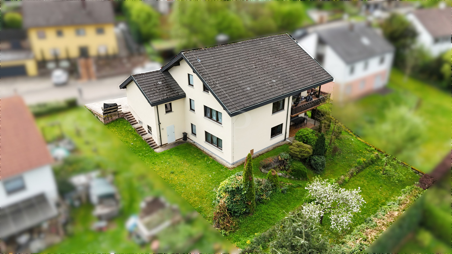 Hausansicht mit Grundstück