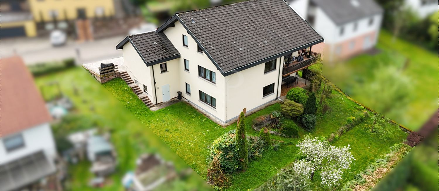 Hausansicht mit Grundstück