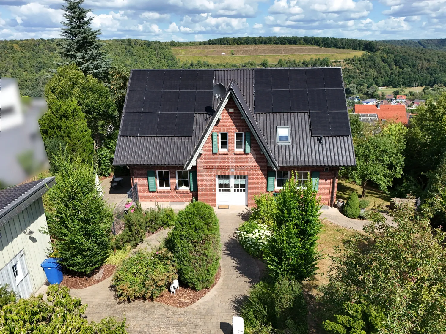 Vorgarten und Hausansicht