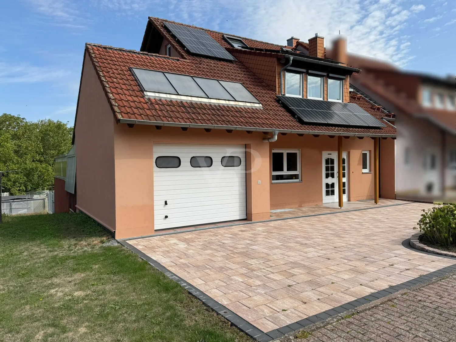 Vorderansicht mit Garage