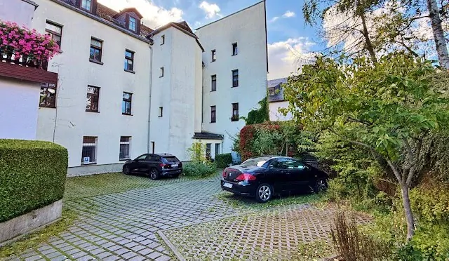 Rückseite mit Stellplätzen