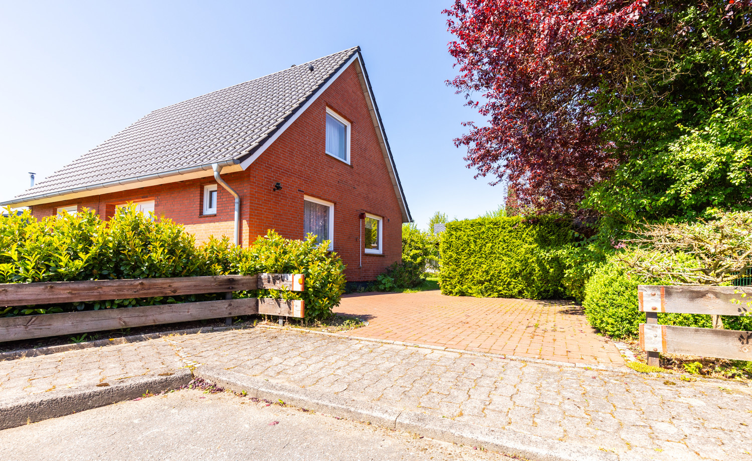 Vordere Hausansicht mit Stellplatz