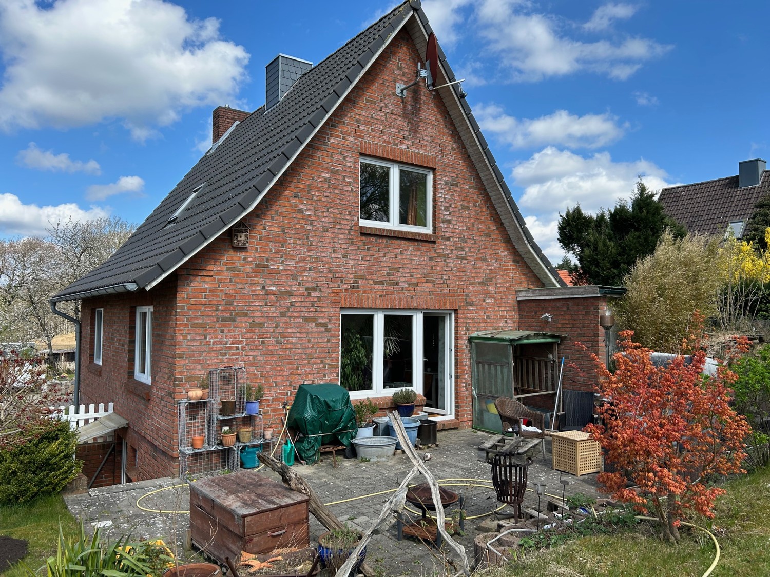 Hausansicht mit Terrasse