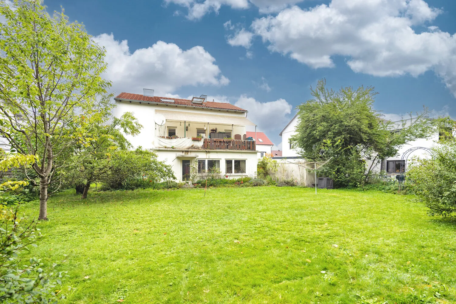 Attractive two-family house with a conservatory and plenty of space in a green setting.