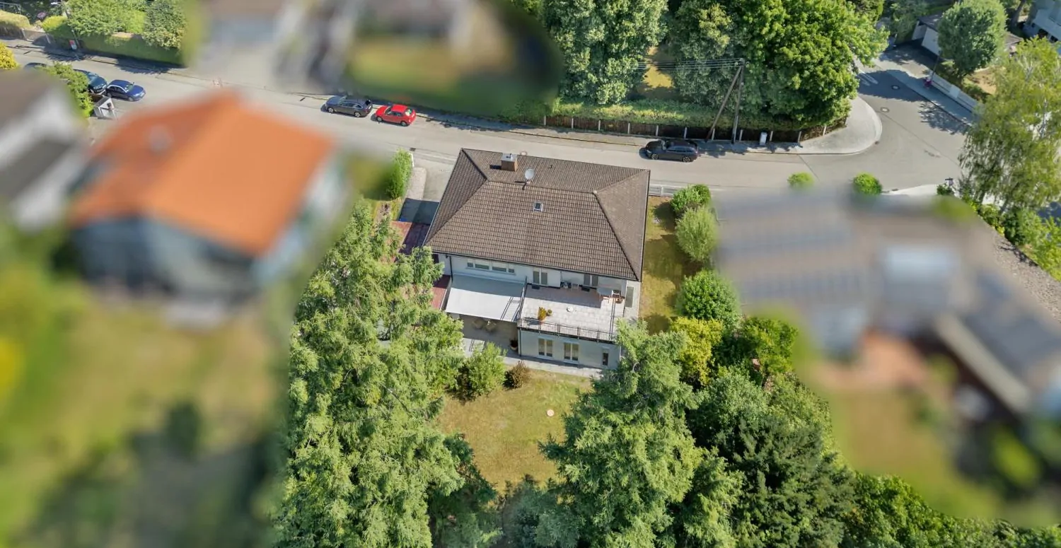 Vogelperspektive mit Logo