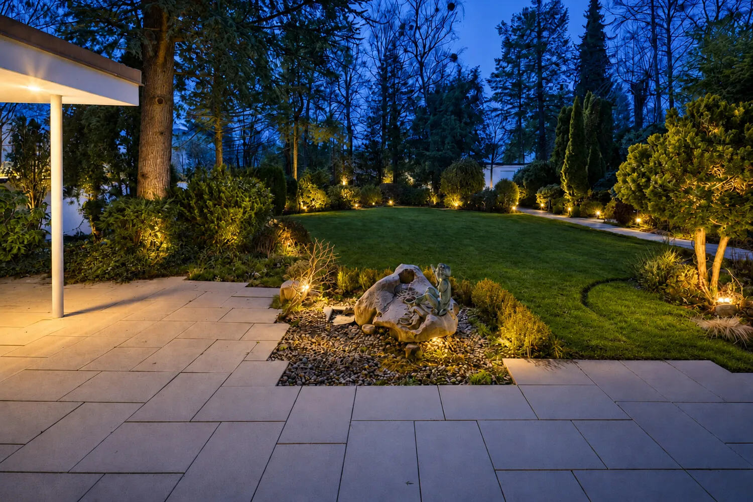 Terrasse und Garten bei Nacht