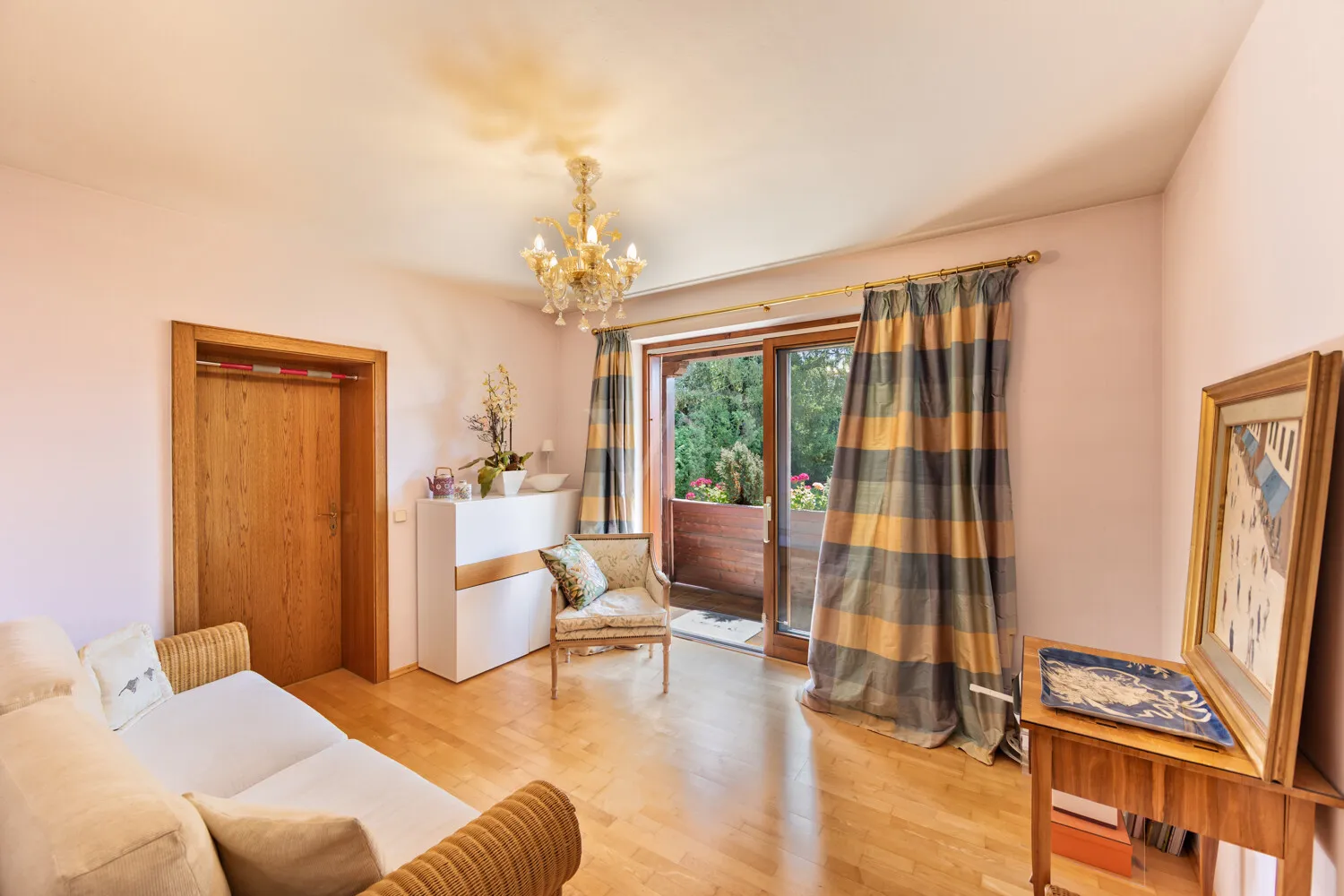 Zimmer mit Balkon