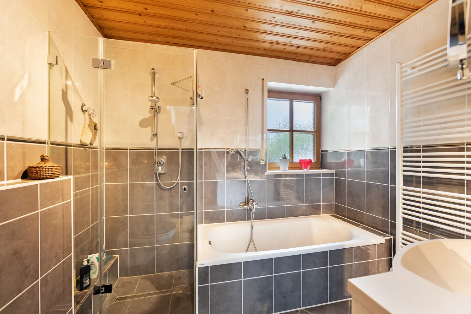 Tageslichtbad mit Badewanne