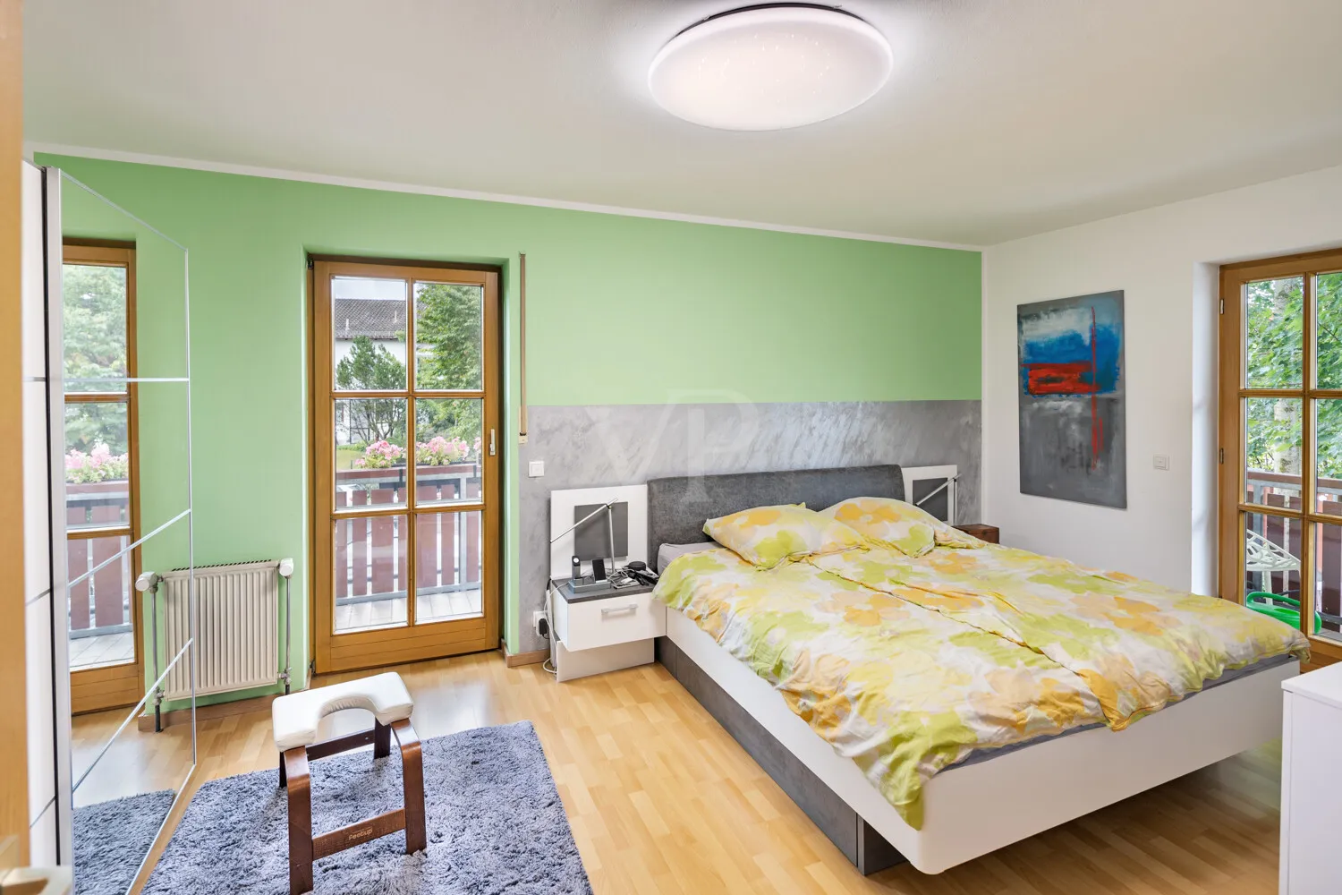lichtdurchflutetes Schlafzimmer mit Balkon