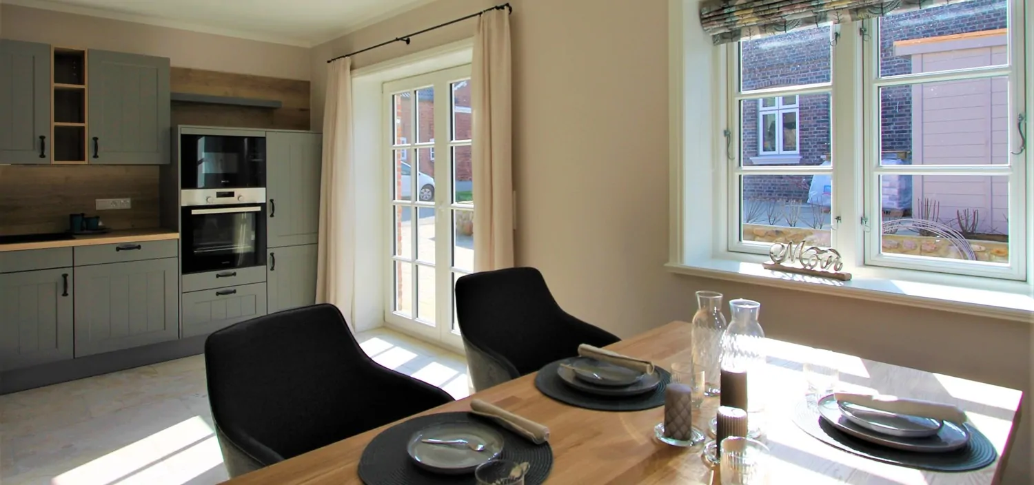 KfW 55-Standard: Hochwertig eingerichtete Doppelhaushälfte unter Reet