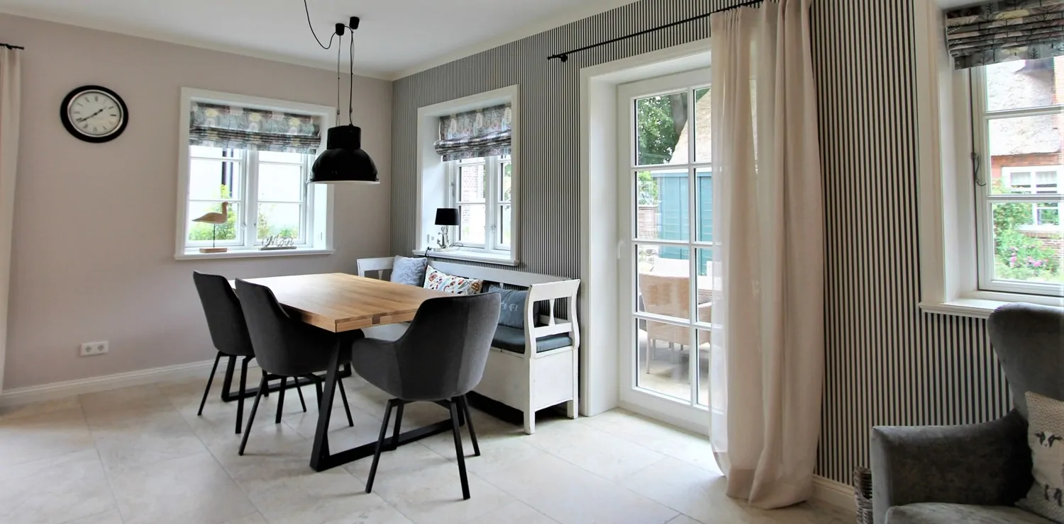 KfW 55-Standard: Hochwertig eingerichtete Doppelhaushälfte unter Reet