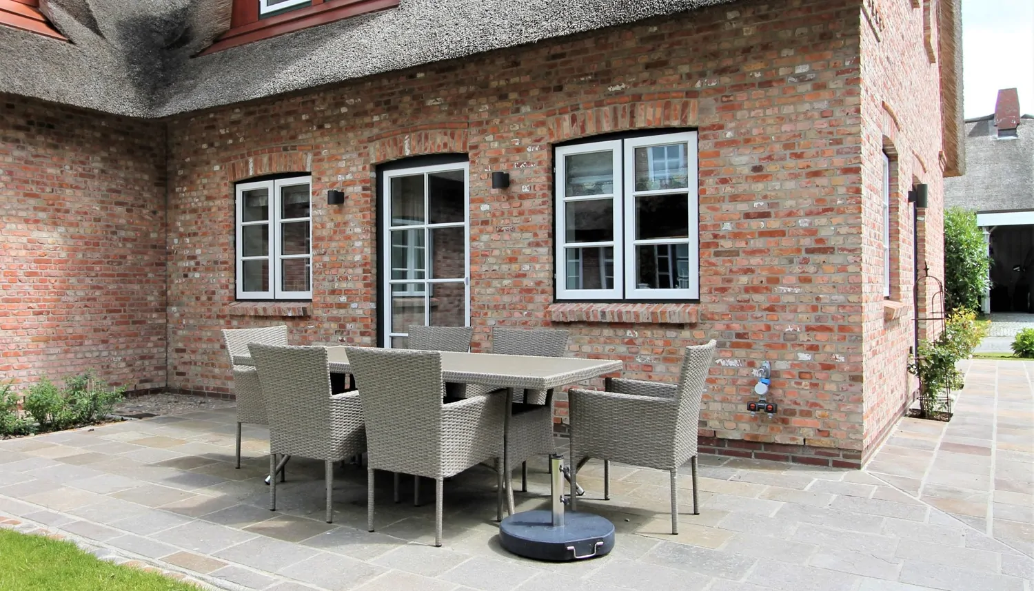 KfW 55-Standard: Hochwertig eingerichtete Doppelhaushälfte unter Reet